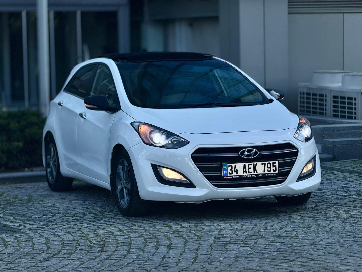 BORZ MOTOR'DAN %0.99 KREDİ 2015 HYUNDAİ İ30 1.6 CRDİ CAMTAVAN+OTO