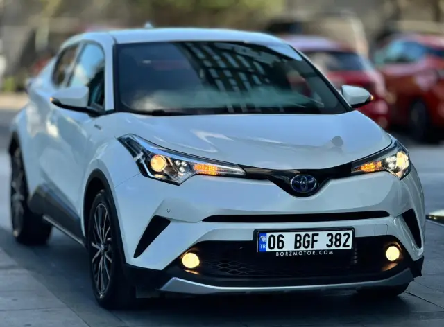BORZ MOTOR'DAN 2018 TOYOTA C-HR 1.8 HYBRİD KLTK ISIT. 19.000 KM