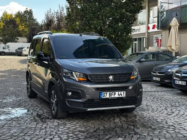BORZ MOTORDAN 12 AY TAKSİT PEUGEOT RİFTER 1.5 GT EAT8 CAM TAVAN