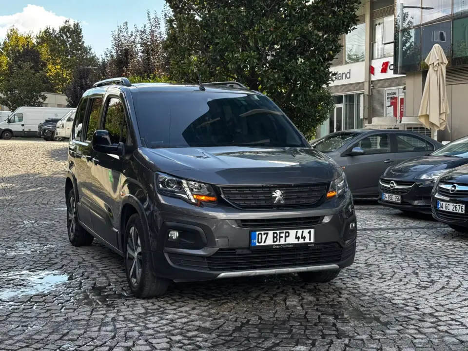 BORZ MOTORDAN 12 AY TAKSİT PEUGEOT RİFTER 1.5 GT EAT8 CAM TAVAN