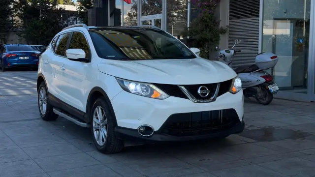 BORZ MOTOR'DAN 400.000 TL PEŞİNAT İLE 2014 NİSSAN QASHQAİ 1.6 DCİ SKYPACK OTOMATİK+CAM TAVAN